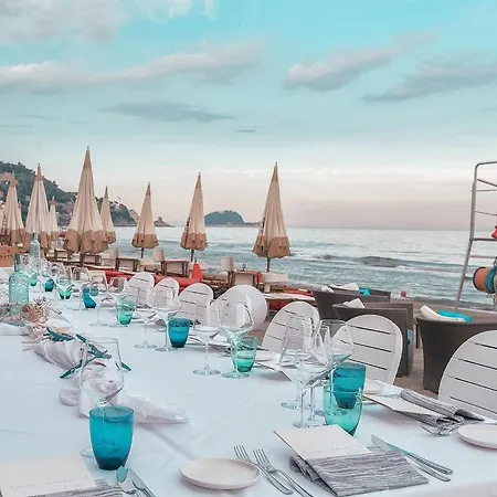 Art Deco' Beach Close Grand