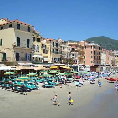 Art Deco' Beach Close Grand Alassio